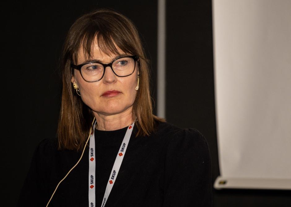 kvinne med kort rundt halsen