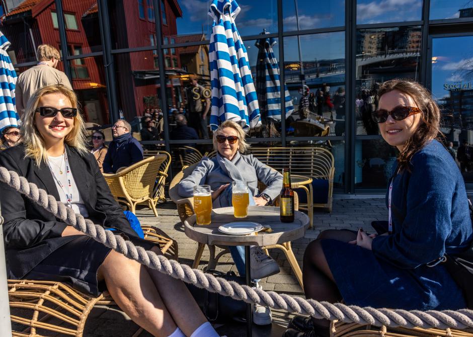 Solveig Aksnes, Anne Kari Løberg og Jenny Westrum-Rein utepils