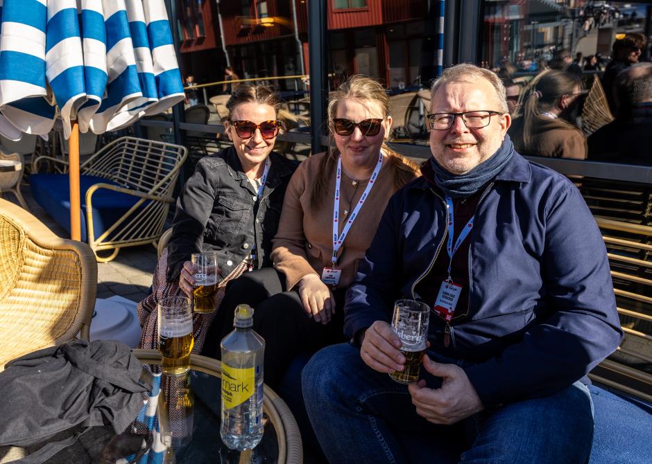 Caroline Bjerkeland, Siri Sønstelie og Bjørn Ivar Bergerud utepils
