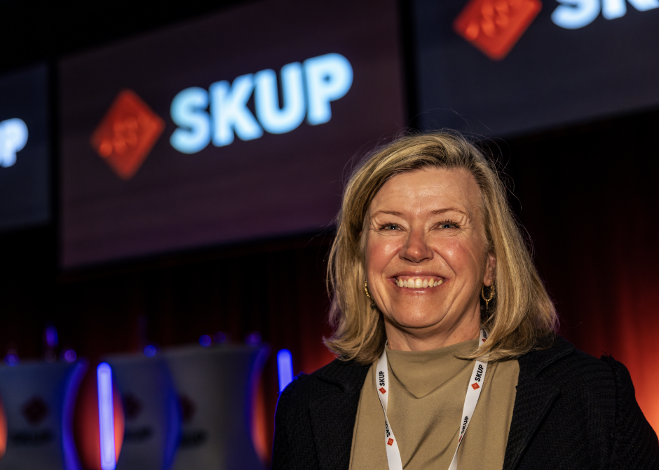 kvinne med kort rundt halsen