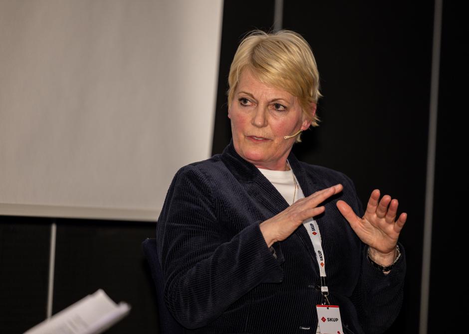 kvinne med kort rundt halsen