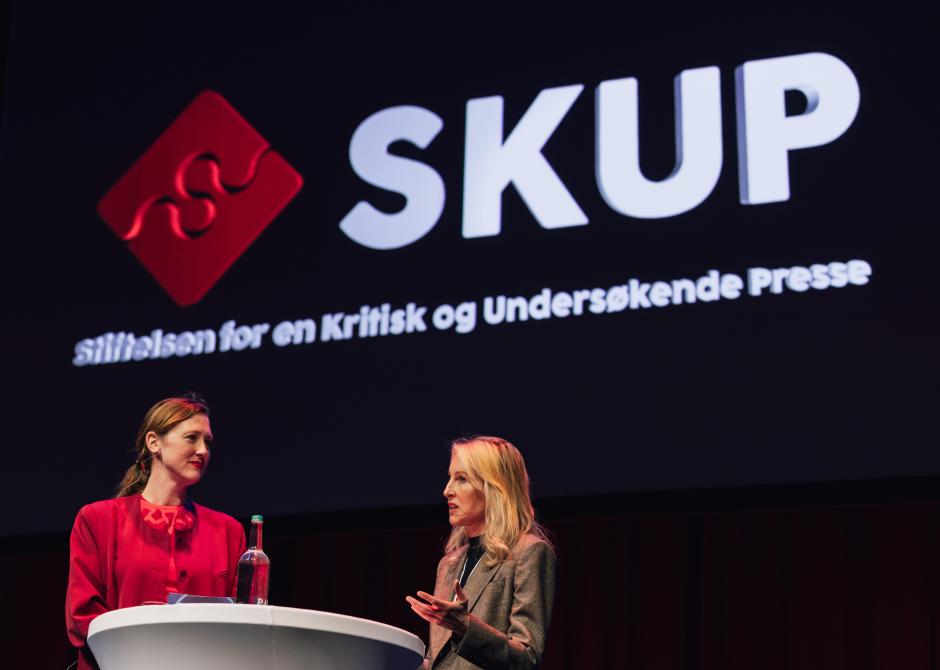 To kvinner står på scenen.