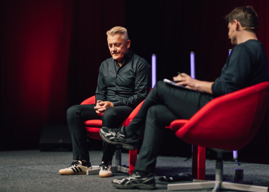 To menn på en scene