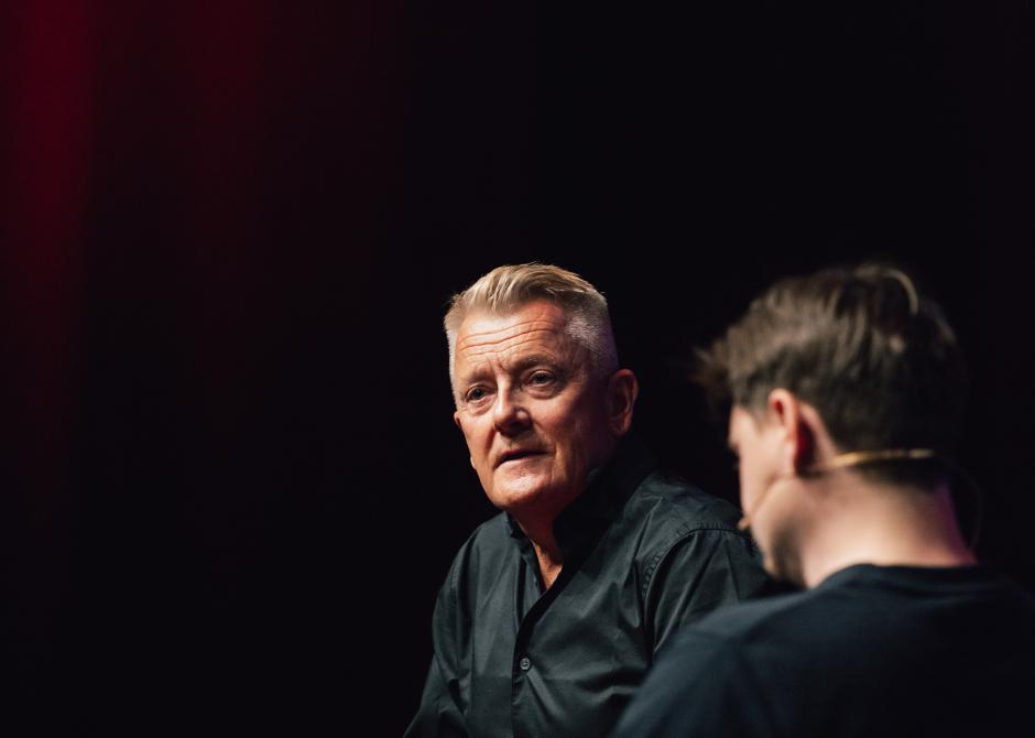 To menn på en scene