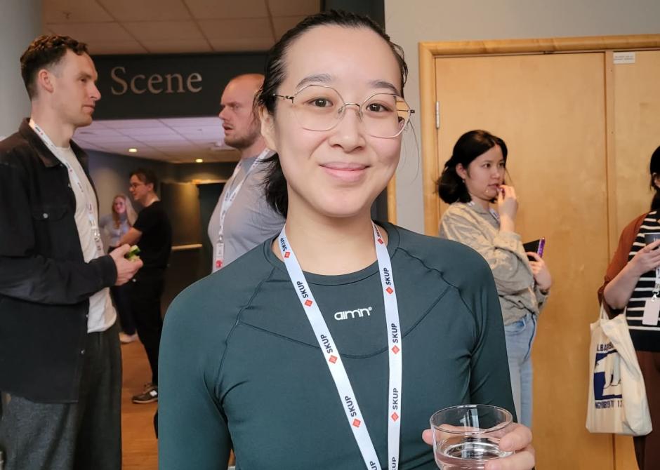 En kvinne som smiler