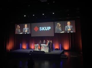 folk på en scene