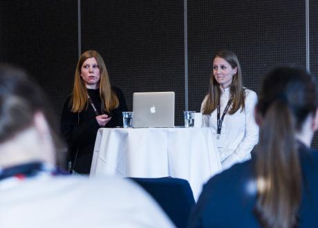 Eva Akerbæk og Mina Liavik Karlsen holder foredrag