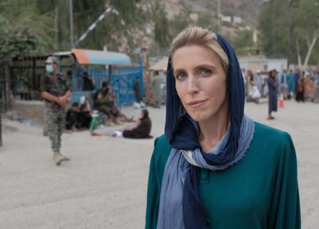 Mange husker bildene av Clarissa Ward, den vestlige krigsreporteren i hijab som rapporterte fra bakken i Afghanistan foran væpnede Taliban-soldater da de overtok makten i landet høsten 2021.