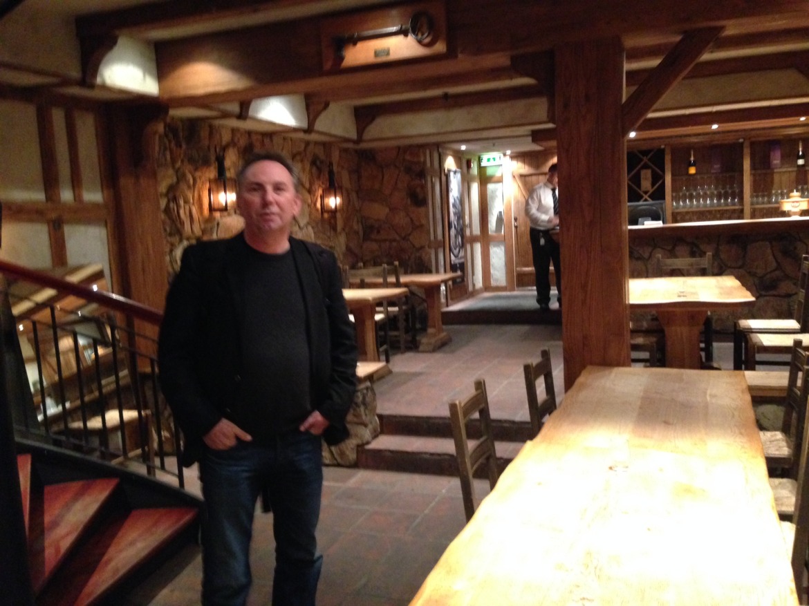  [Klikk for større bilde] Jan Gunnar in the bar where «Muckrackers» was founded. Next year he hopes you join him at the reunion for the original cast.