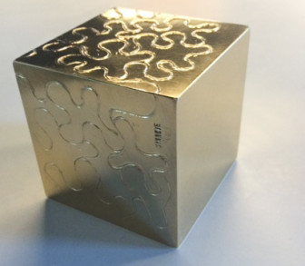 SKUP-kuben, laget av kunstneren Synnøve Korssjøen, er sendt til gravering. (Foto: Elisabeth Johansen)