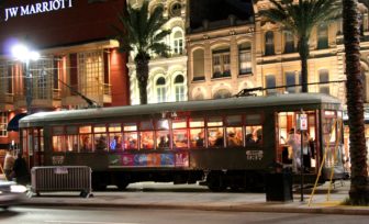 Reisereportasje fra New Orleans. New Orleans to og et halvt år etter orkanen Katrina. Festen er langt fra over, men jazzen og bluesen er blitt mange hakk sårere. Trikken i Canal Street i New Orleans.